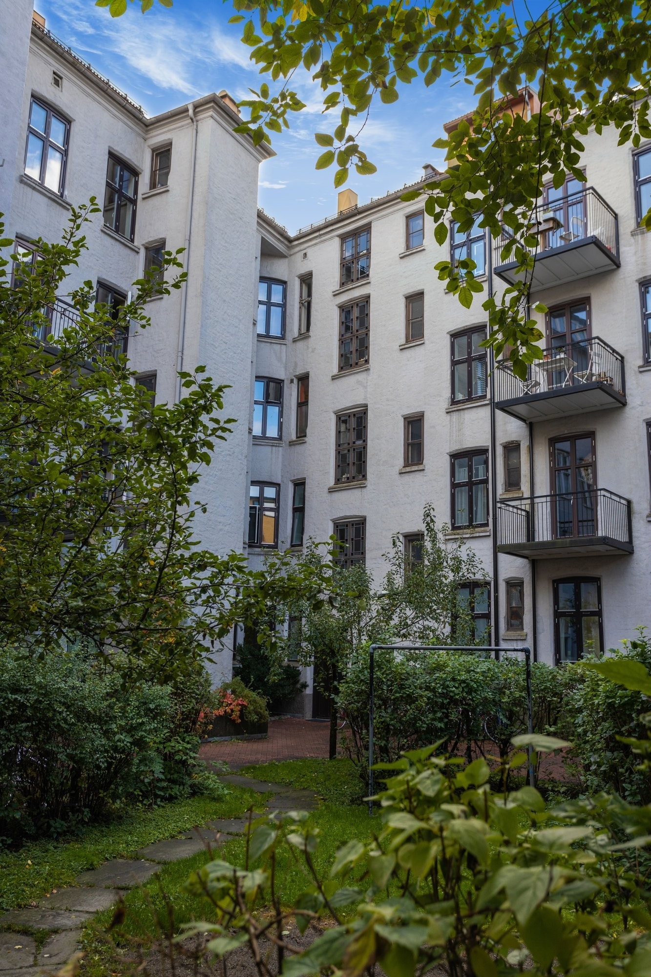 Bakgården er pent opparbeidet med mange små soner der man kan gjemme seg litt bort. Galleribilde