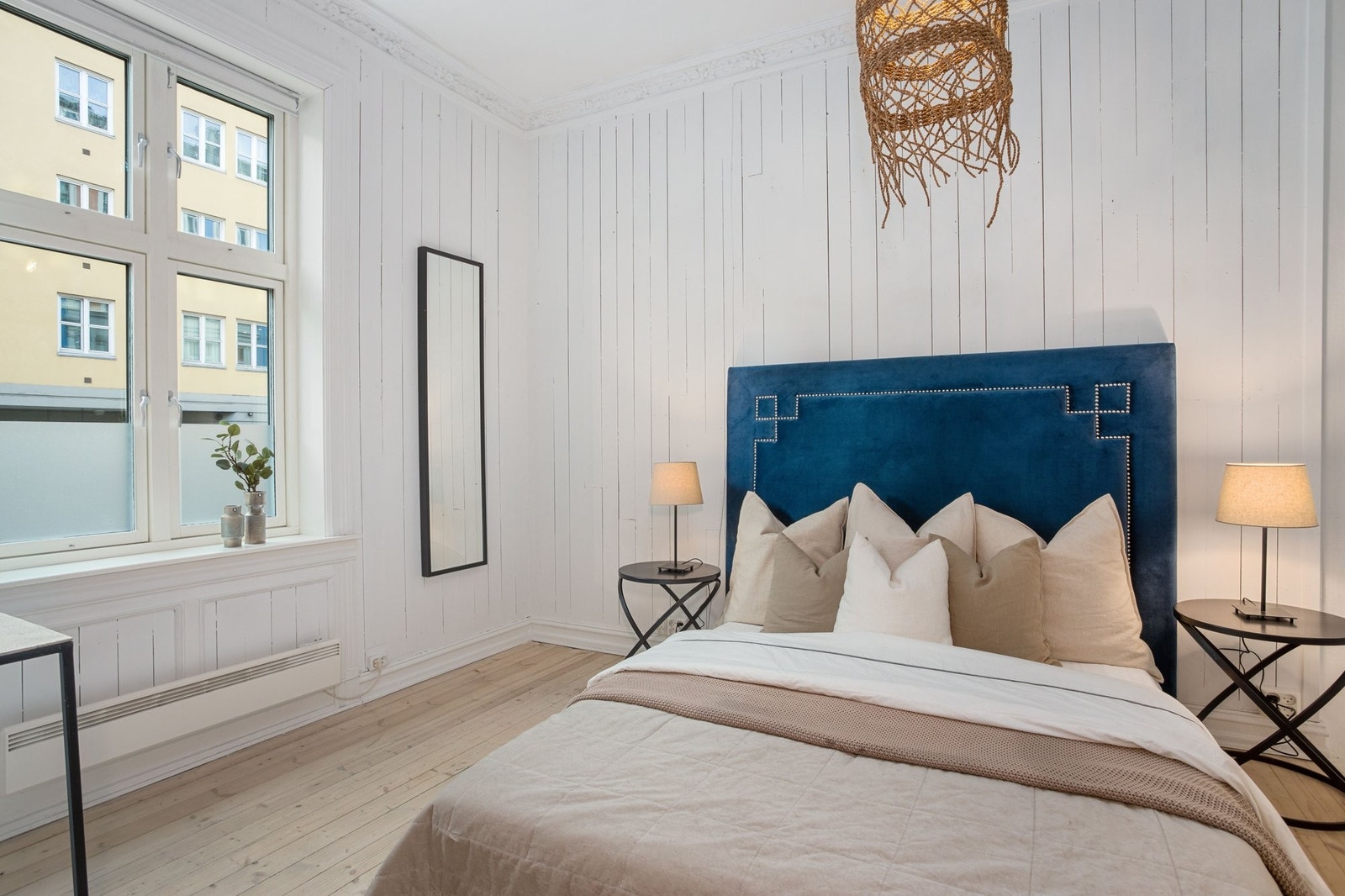 Soverommet er romslig med god plass til dobbeltseng og nattbord på hver side. Galleribilde