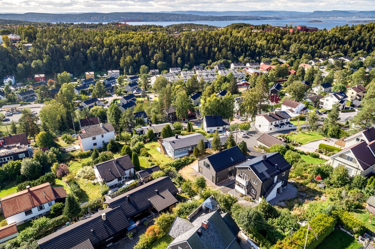 Øvre Prinsdal ligger tilbaktrukket og meget familevennlig til med kort vei til det meste en moderne familie trenger i hverdagen. I tllegg ligger marka like bak boligen og det er kort vei også til Oslofjorden. Galleribilde
