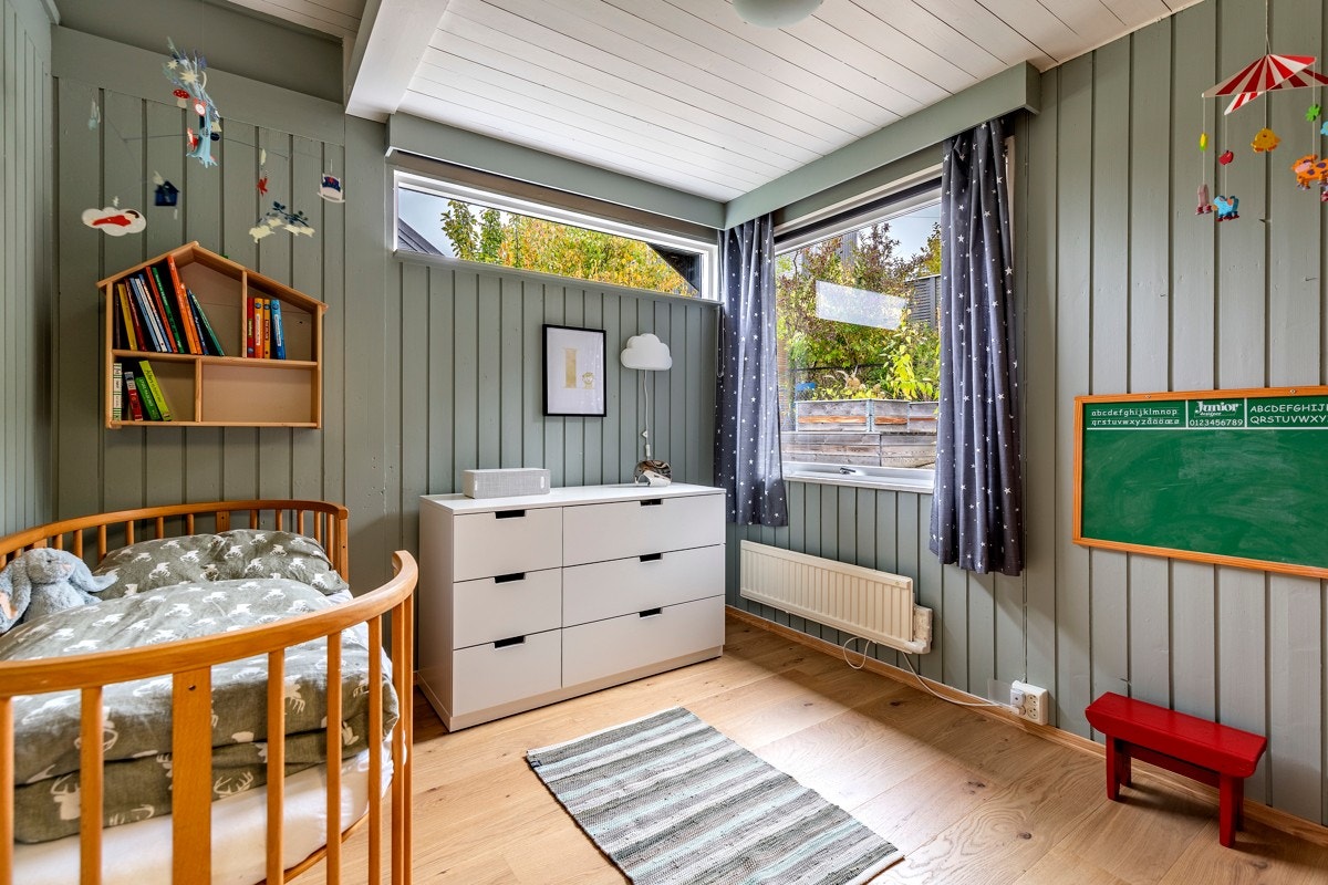 I første etasje har boligen tre pene soverom, hvorav de to minste har mattlakkert eikeparkett og malt veggpanel. Galleribilde