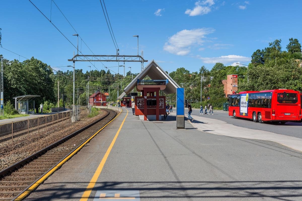 Hauketo stasjon er et knutepunkt med overgang mellom ulike busslinjer og tog. Toget bruker ca 8-10 min. til Oslo S. Galleribilde
