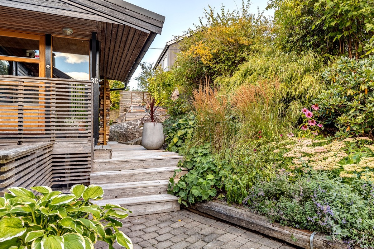 På eiendommen er det forskjellige blomster og vekster som blomster til ulike tider i sommerhalvåret, slik at hagen hele tiden har nye attraksjoner. Galleribilde
