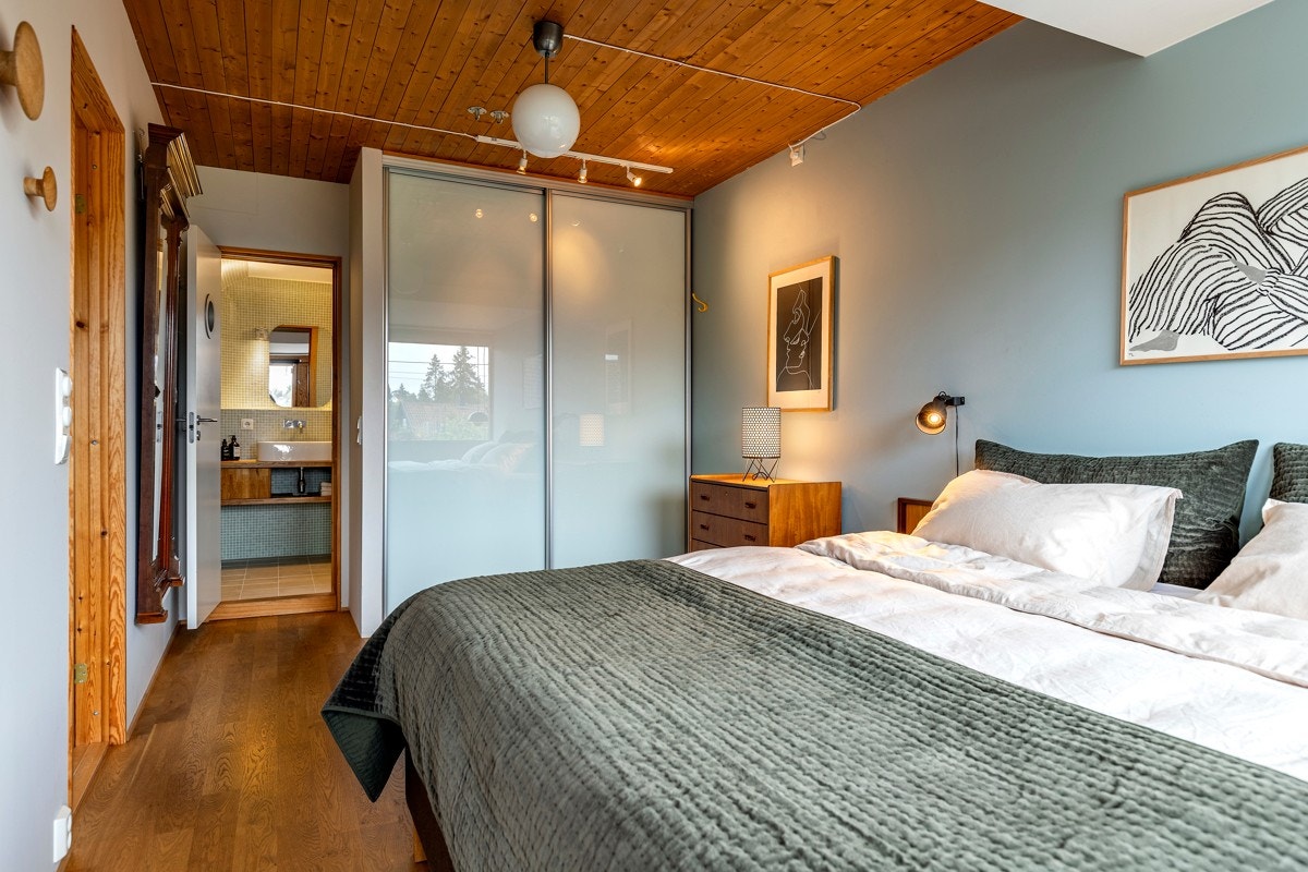 Hovedsoverommet har plassbygget garderobe med skyvedør i hvitt glass. Galleribilde