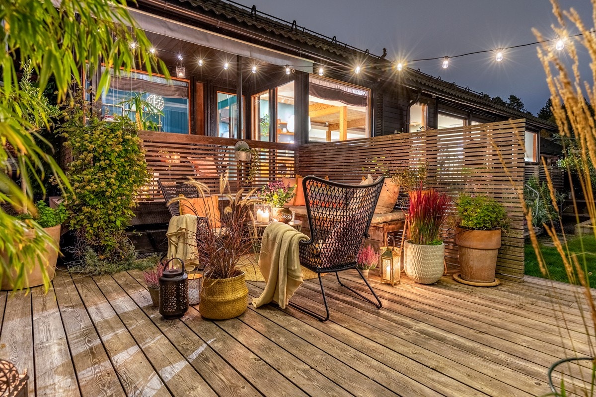 Fra stuen og det ene soverommet er det utgang via en overbygd veranda til en solrik, sydvestvendt terrasse. Galleribilde
