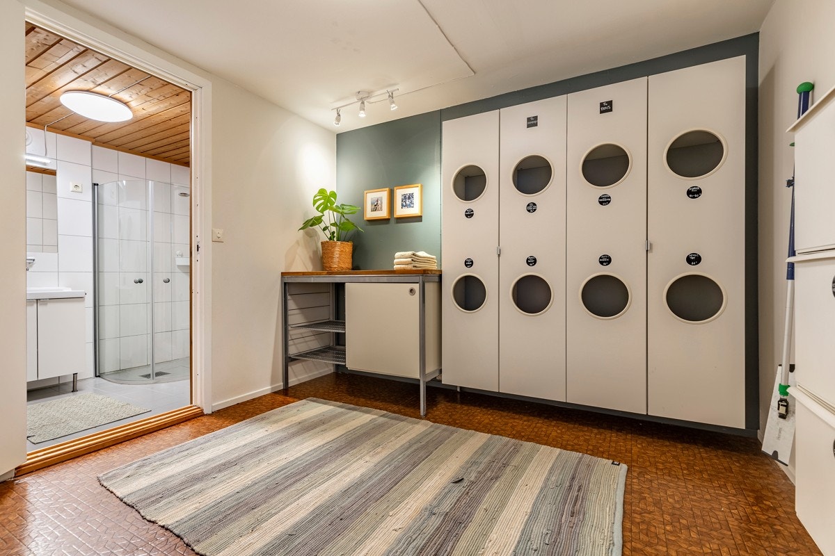 I gangen utenfor kjellerbadet er det skap for tøysortering og en praktisk arbeidsbenk. Galleribilde