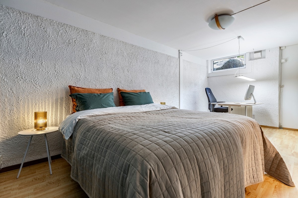 Innredet rom i kjelleretasjen har plass til både dobbeltseng, nattbord og kontorløsning hvis ønskelig. Rommet er ikke formelt godkjent til overnatting. Galleribilde