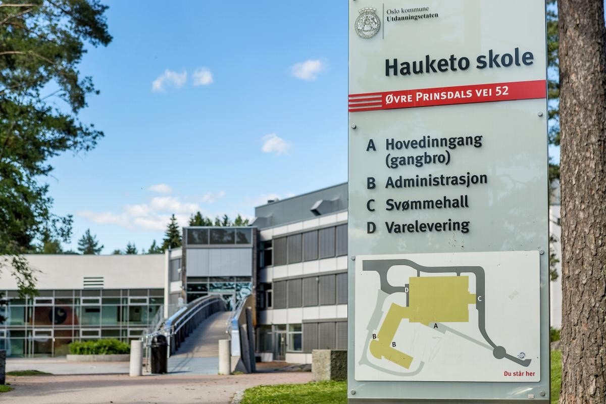 Hauketo ungdomsskole ligger rett ved Prinsdal barneskole og marka. Galleribilde