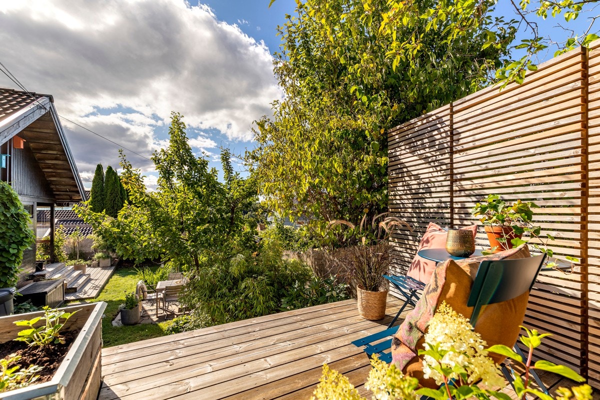 I 2015 ble det anlagt en terrasse i trykkimpregnert furu med levegg mot nabo og plassbygde dyrkingskasser. Galleribilde