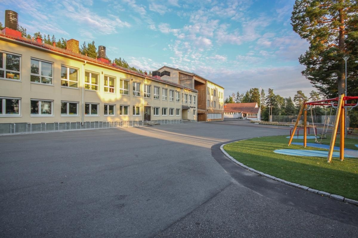 Prinsdal barneskole ligger idyllisk til i markagrensen. Galleribilde