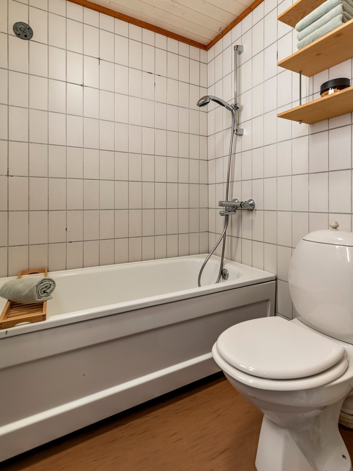Badet tillknyttet entré i første etasje har toalett, badekar med dusjgarnityr og ny Ikea innredning fra 2019. Galleribilde