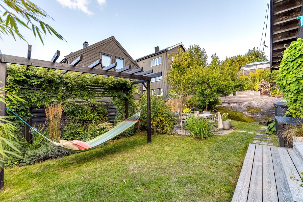 I 2019 ble det bygd pergola omkranset av skjermende beplantning, samt med klatreplanter og fester for hengekøye. Galleribilde