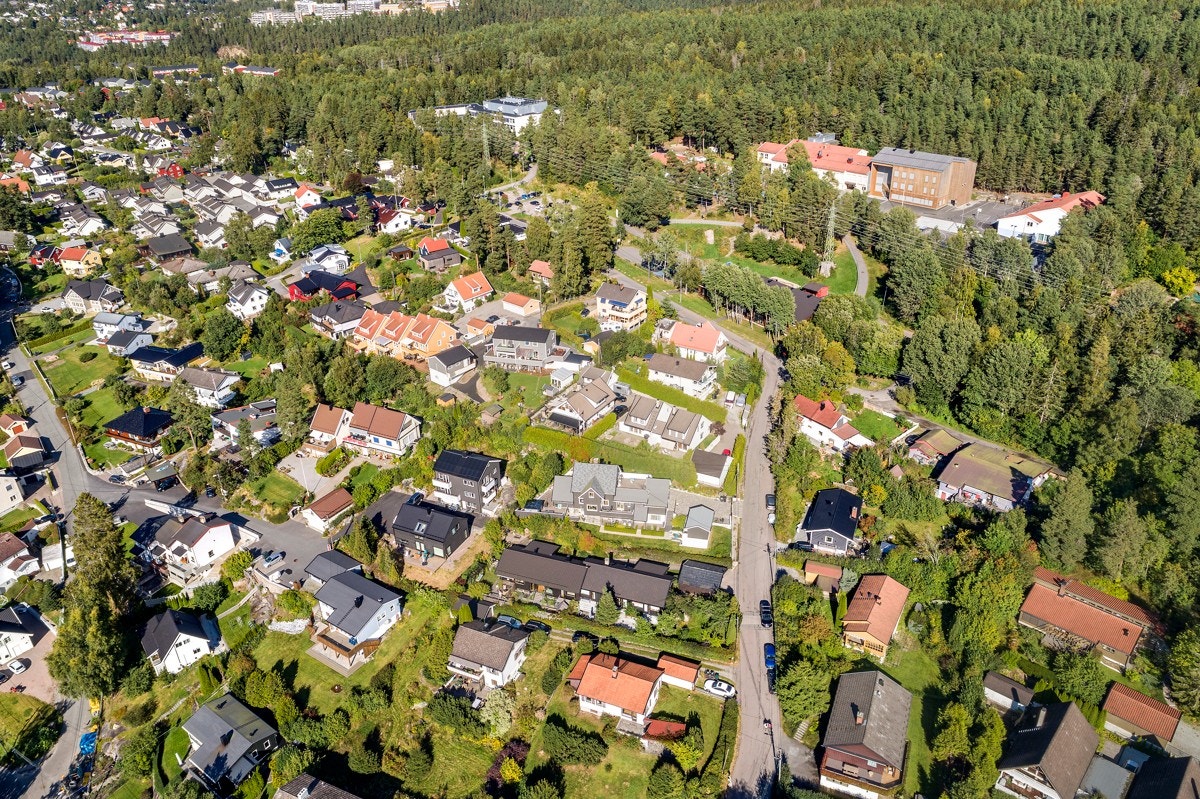Eiendommen ligger flott til i et veletablert villastrøk på Øvre Prinsdal. Prinsdal barneskole og Hauketo ungsomsskole ses bakserst i bildet. Prinsdal idrettspark ligger rett utenfor bildet til høyre. Lysløypa ligger rett bak disse i skogen. Galleribilde
