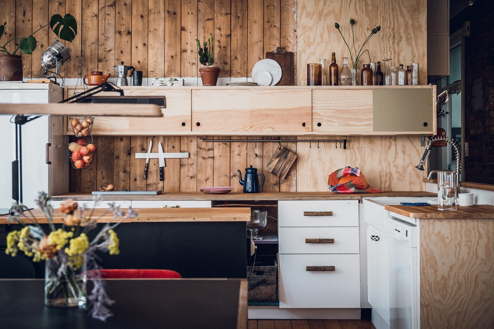 Kjøkkeninnredningen er inspirert av den japanske filosofien Wabi-Sabi. Galleribilde