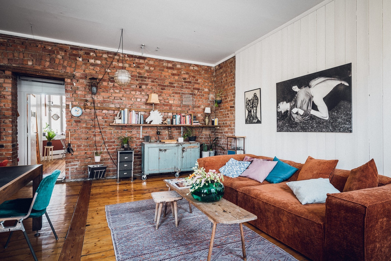 Luftig atmosfære med stor takhøyde på hele 3,05-3,10m. Galleribilde