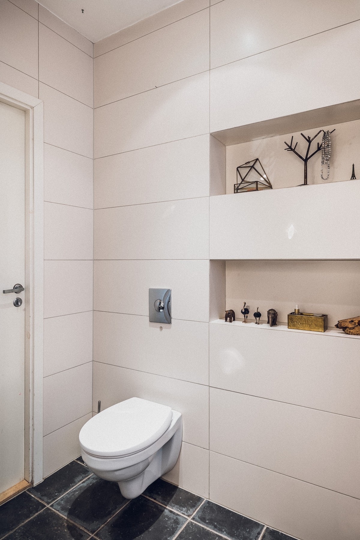 Flotte, innfelte hyller. Galleribilde