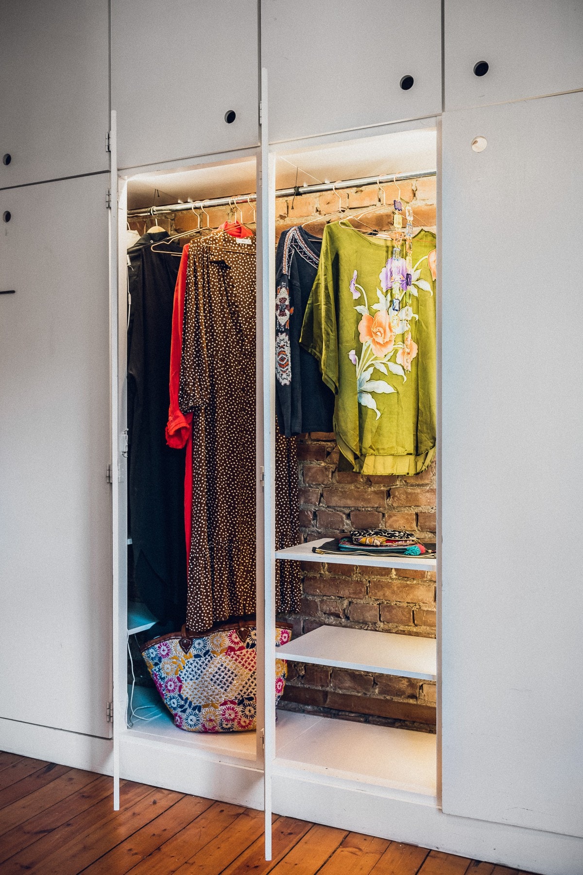 Praktisk innredning med lys i klesskap. Galleribilde