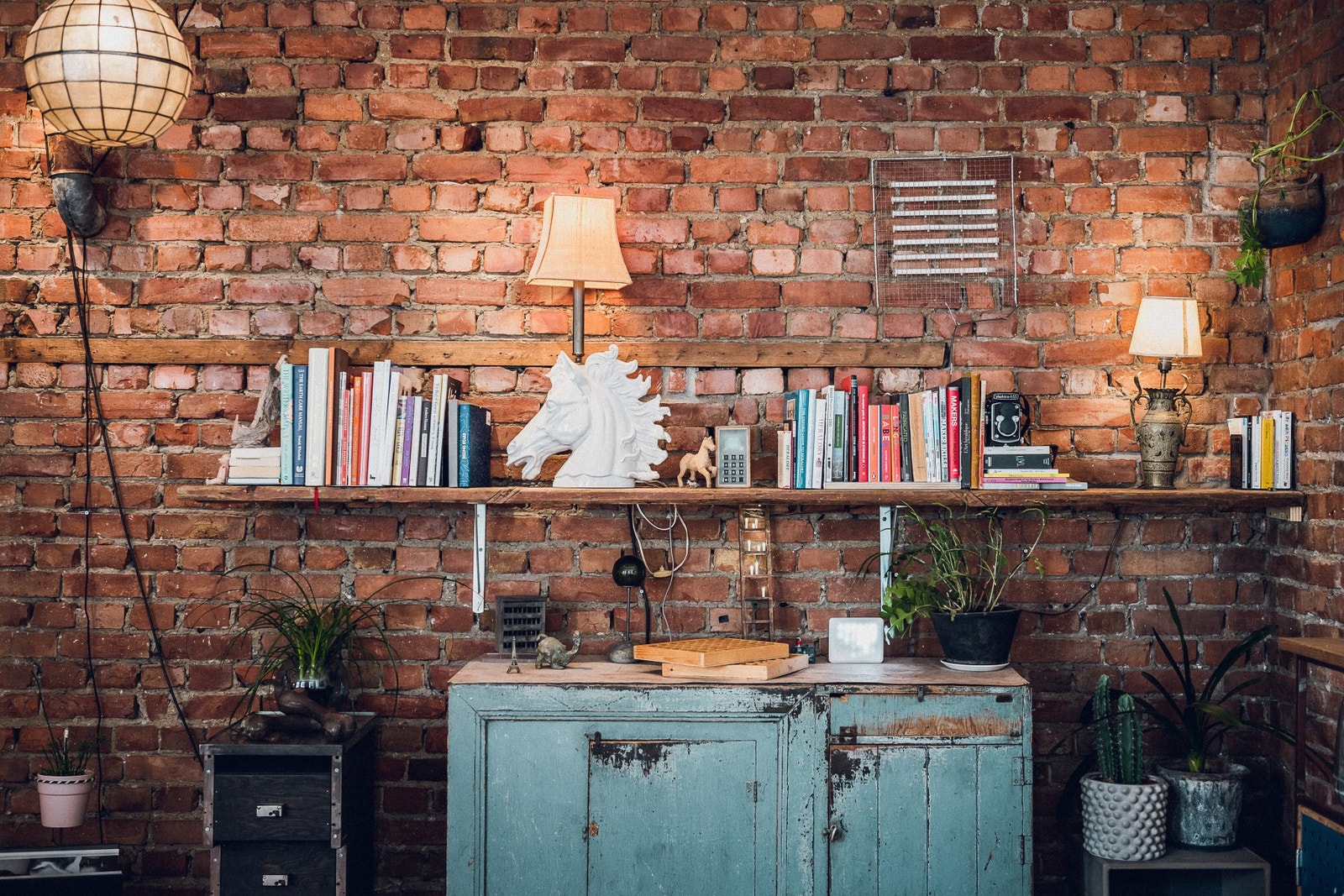 Rustikke elementer som originale teglsteinsvegger setter et herlig preg på hjemmet. Galleribilde