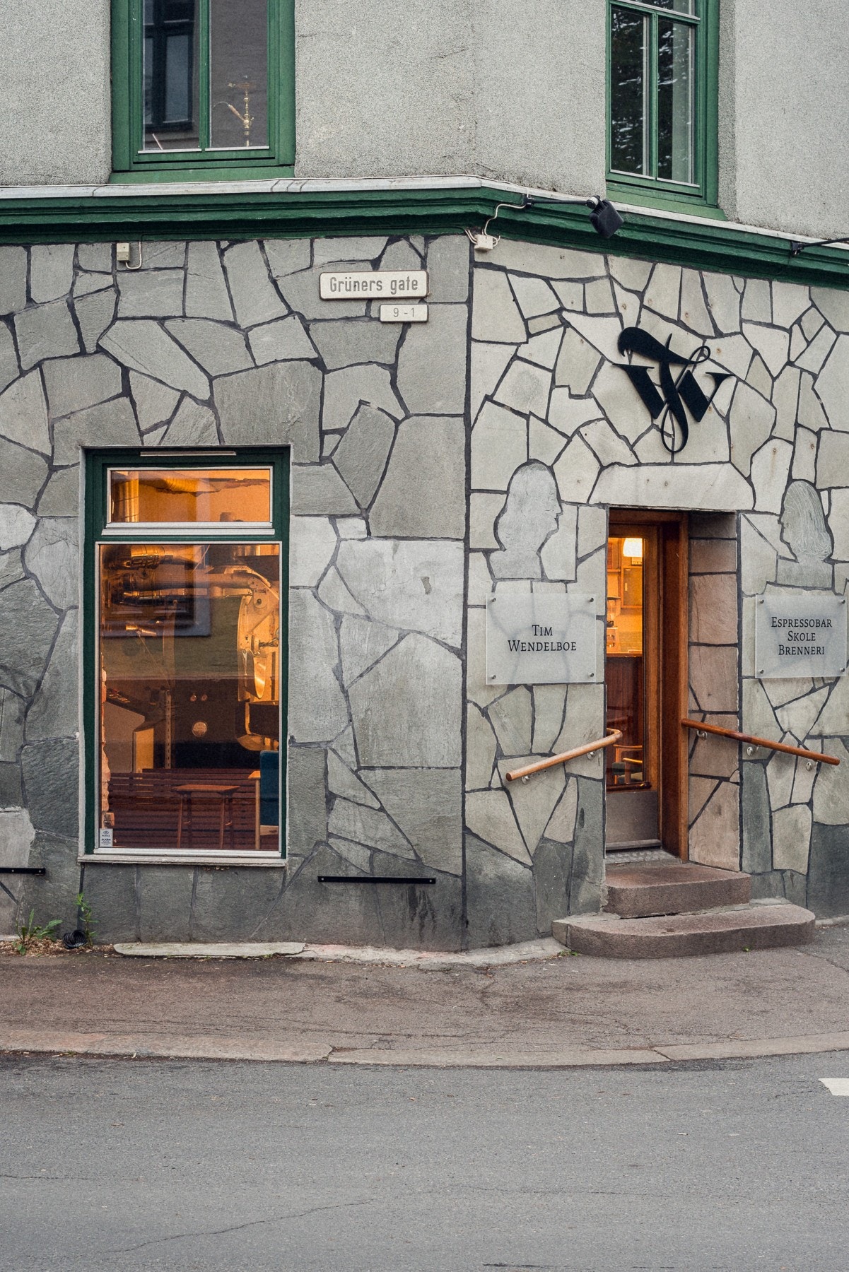 Flere anerkjente restauranter og kaffebarene i nærheten. Galleribilde