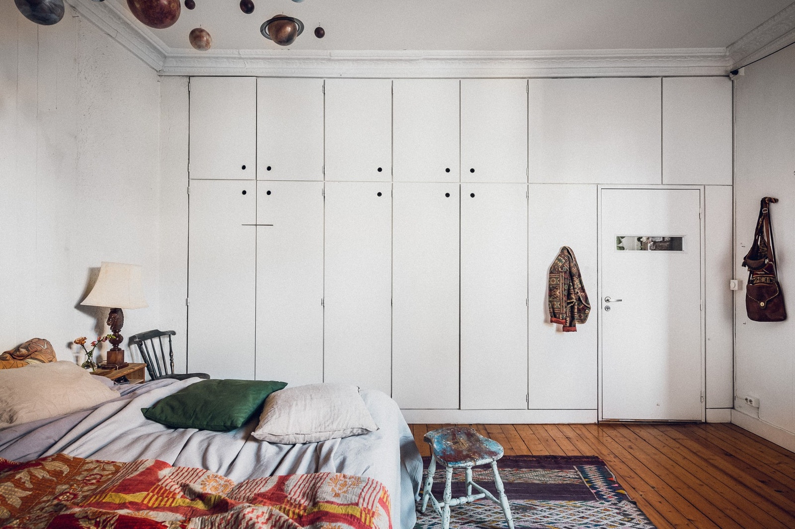 Innebygget klesskap med god lagringskapasitet. Galleribilde