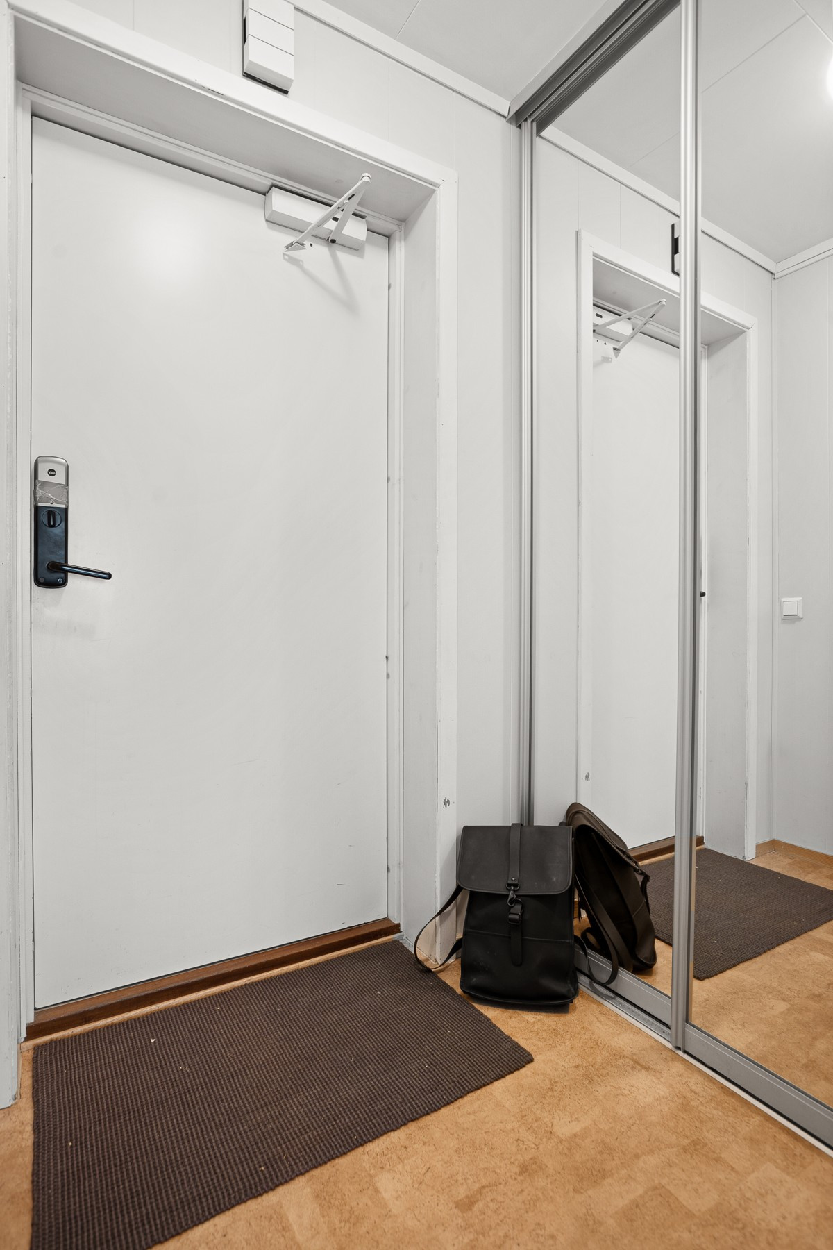 Entré med praktisk skyvedørsgarderobe