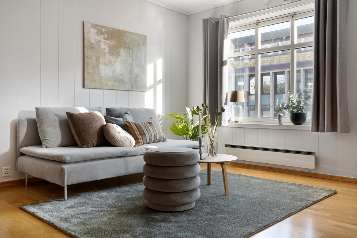 Romslig og lys stue med flere møbleringsmuligheter!