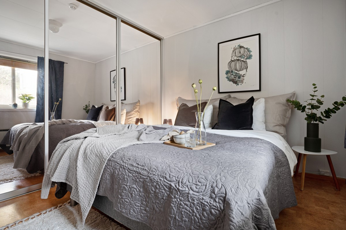 Her er det også en praktisk skyvedørsgarderobe