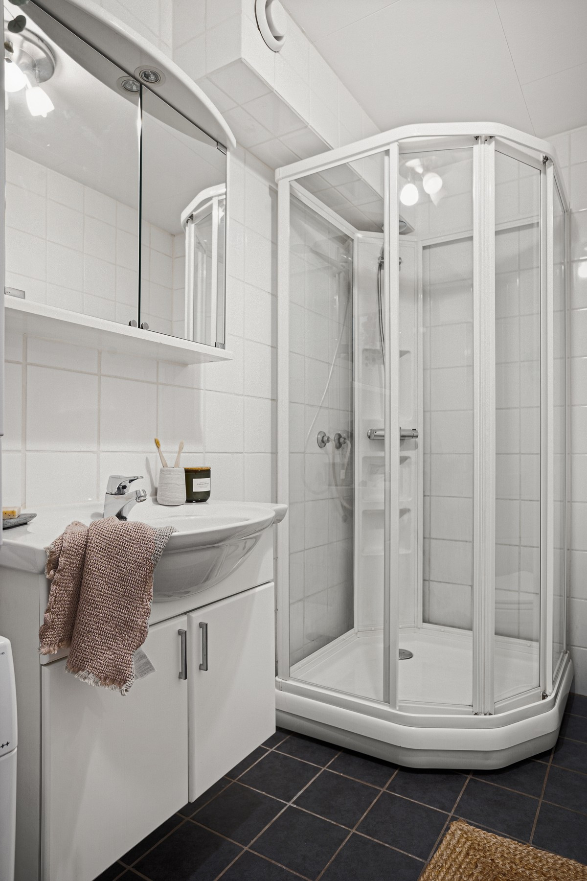 Badet er utstyrt med dusjkabinett, servant og toalett - det er også opplegg for vaskemaskin