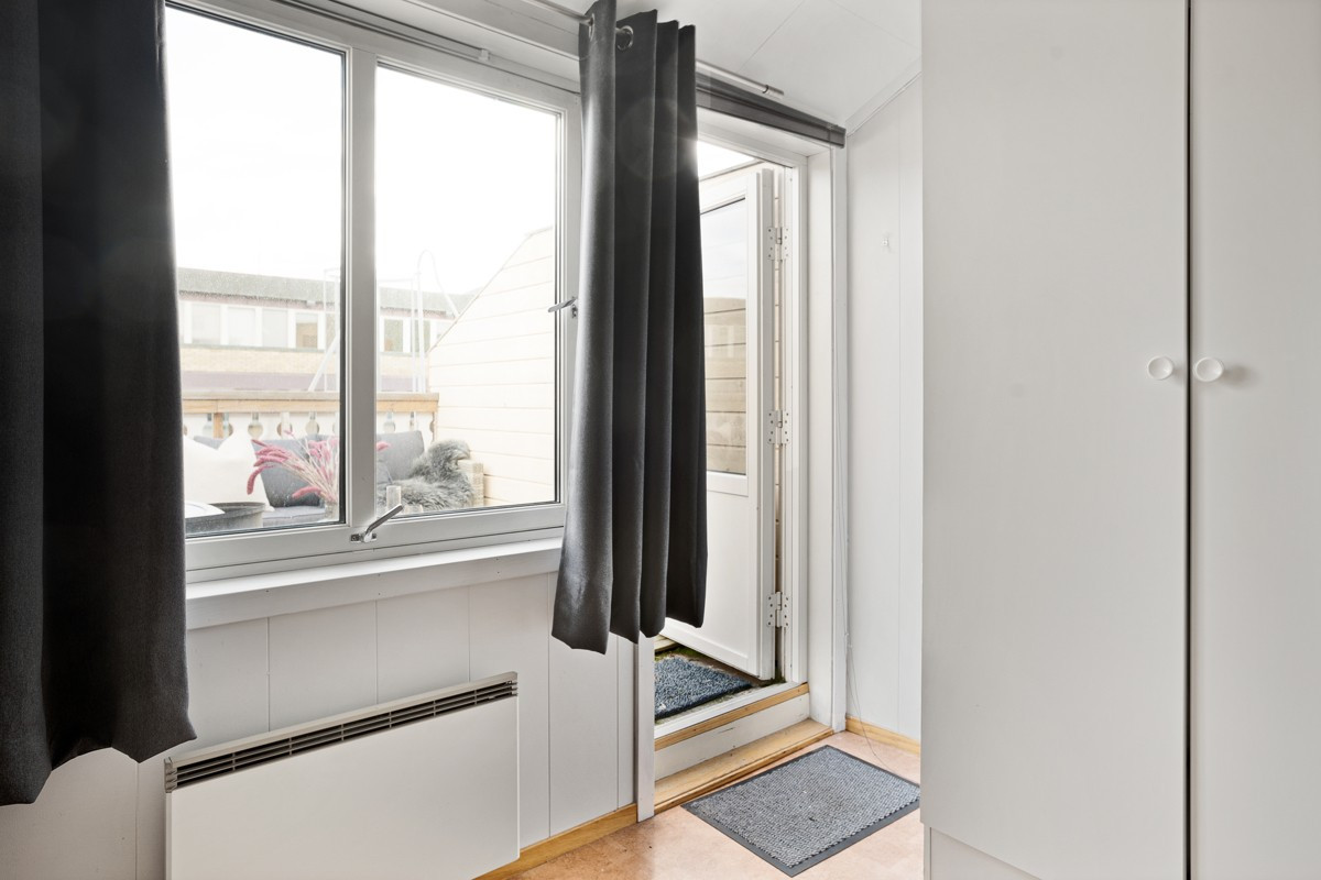 Fra soverommet er det utgang til en østvendt veranda