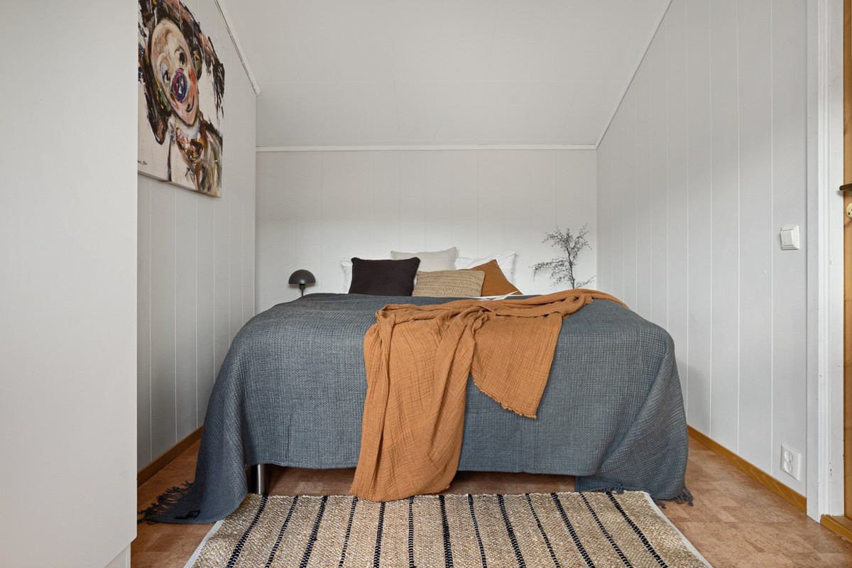 I overetasjen er det et romslig soverom med plass til stor seng of oppbevaringsmøbel