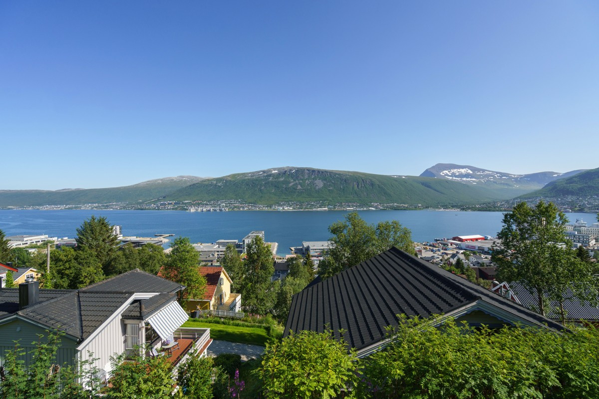 Flott utsikt over Tromsøysundet og fastlandet