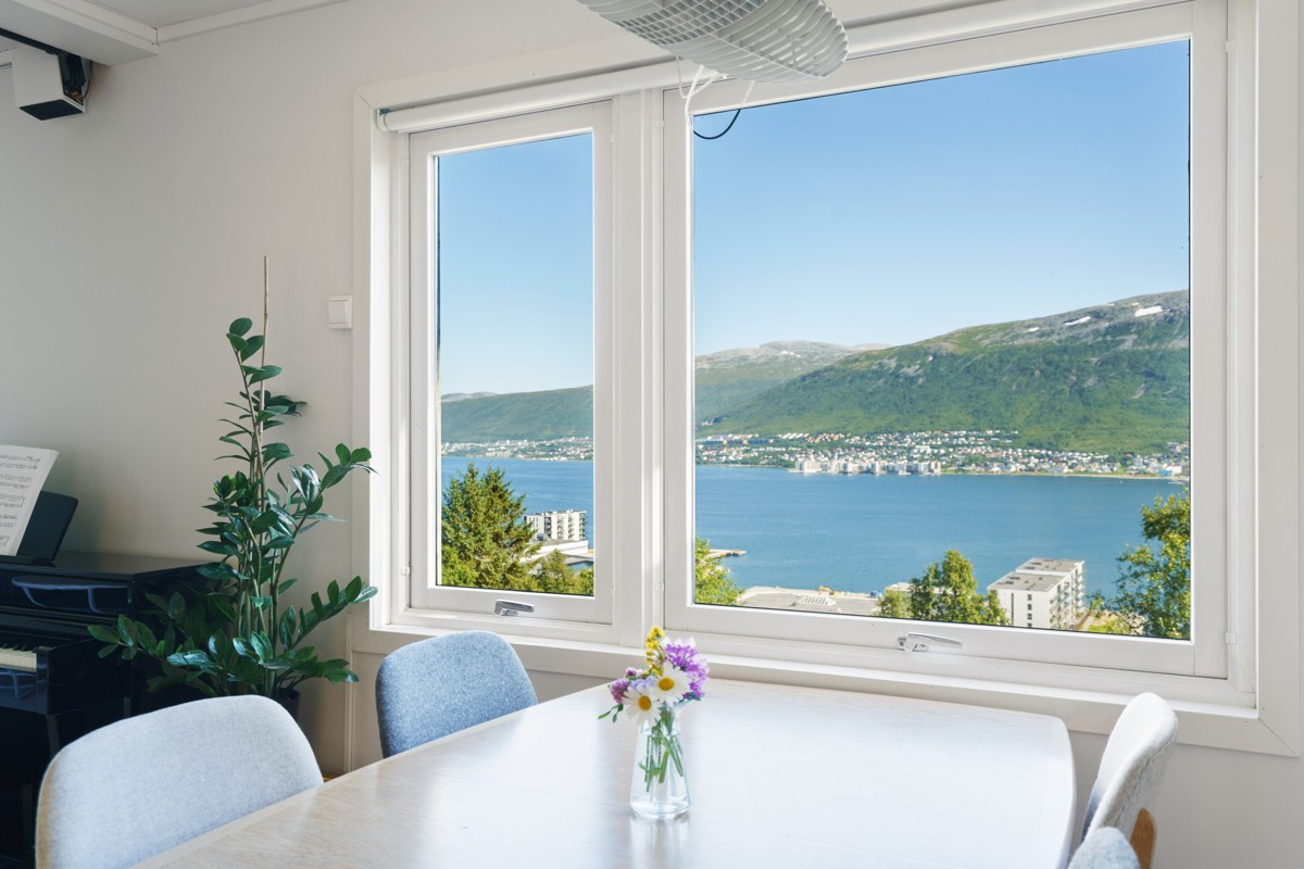 Velkommen til Nedre Markveg 27 - En innholdsrik bolig med flott utsikt sentralt på Tromsøya.