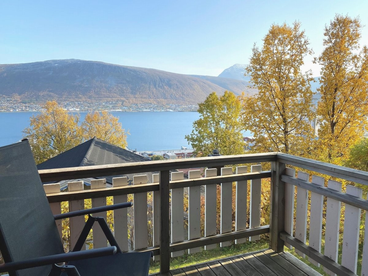 Fra veranda er det panoramautsikt mot Tromsøysundet og fastlandet