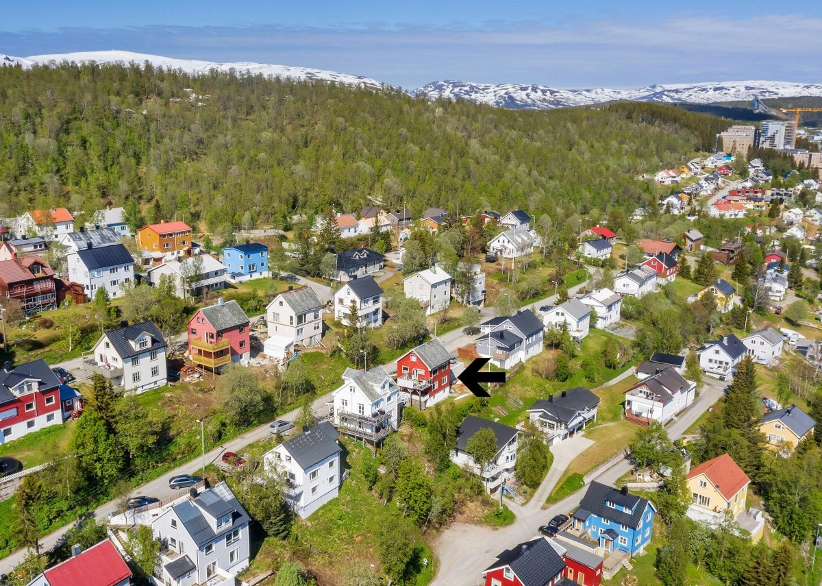 Området sett fra luften. Kort vei til flotte friluftsområder på toppen av øya. Boligen ligger ca. midt mellom sentrum og UNN/UiT. Meget gode bussforbindelser med rute 20 og 24.