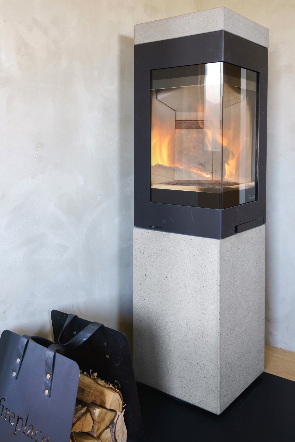 Det ble i 2017 satt inn nytt ildsted som gir varme og hygge på kalde dager. Samtidig ble pipen rehabilitert med innvendig stålpipe fra Jøtul..