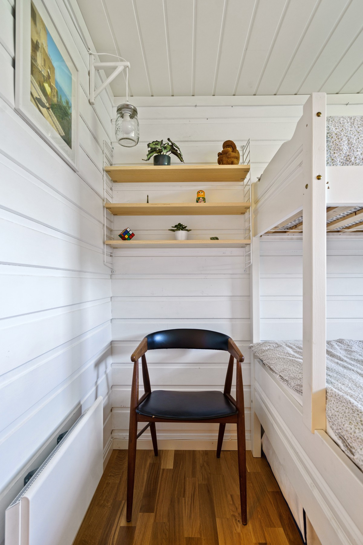 Soverom 2. Her er det også en stor skyvedørsgarderobe, samt plass til 150 seng og ett lite skrivebord.