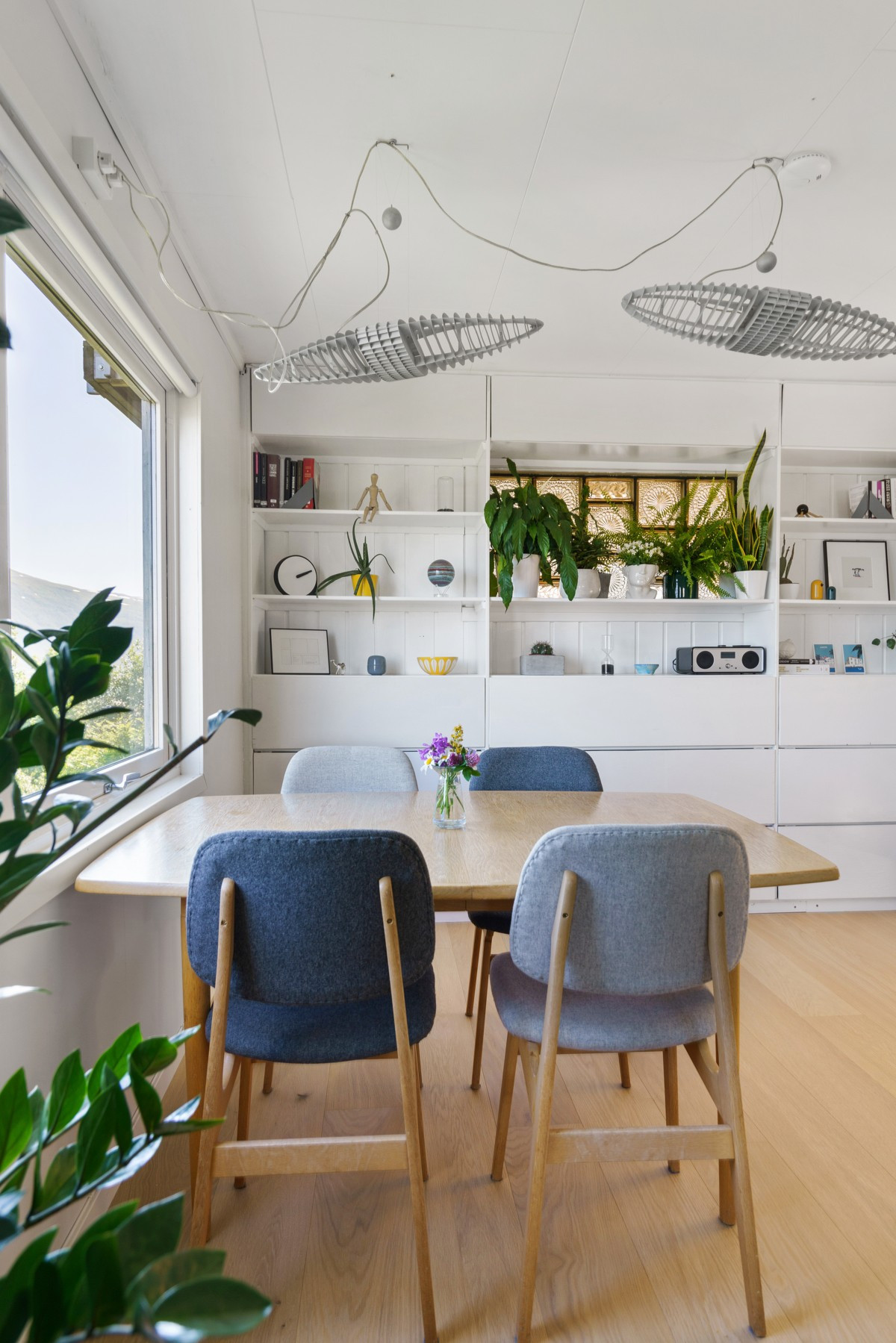 Spisestuen er romslig og har plass til godt med oppbevaring i veggskap.