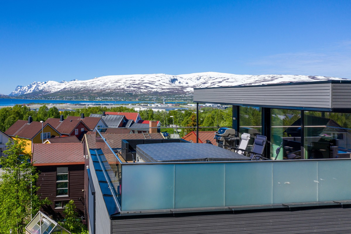 Nydelig utsikt fra boligens store veranda!