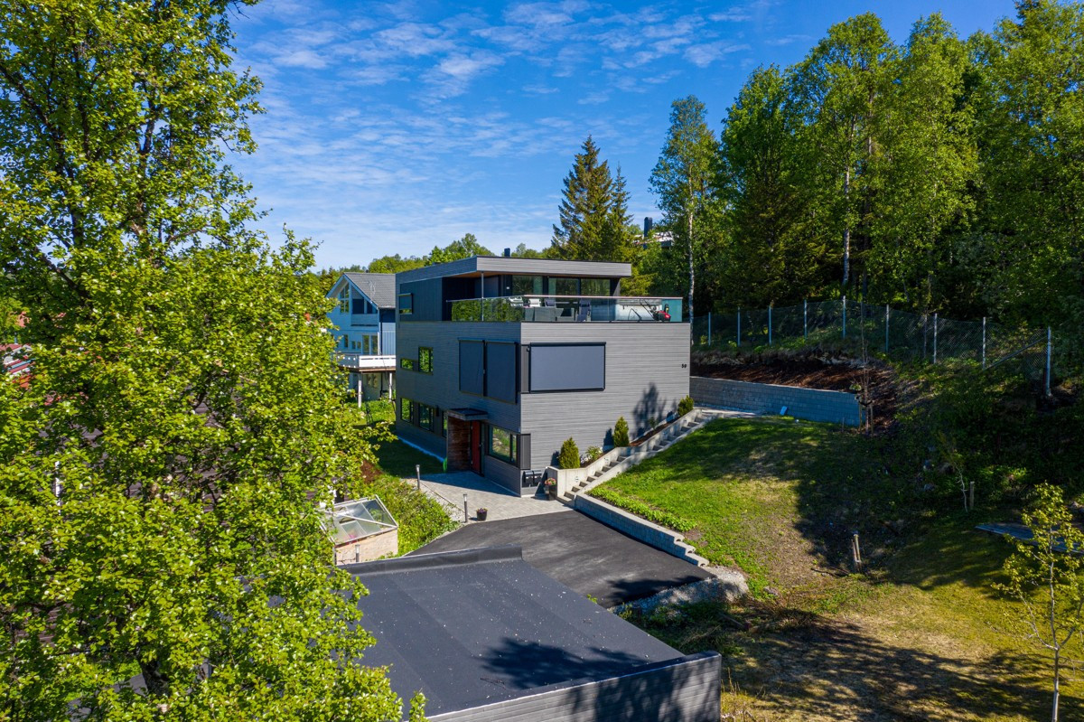 Gårdsplassen er asfaltert vår 2019