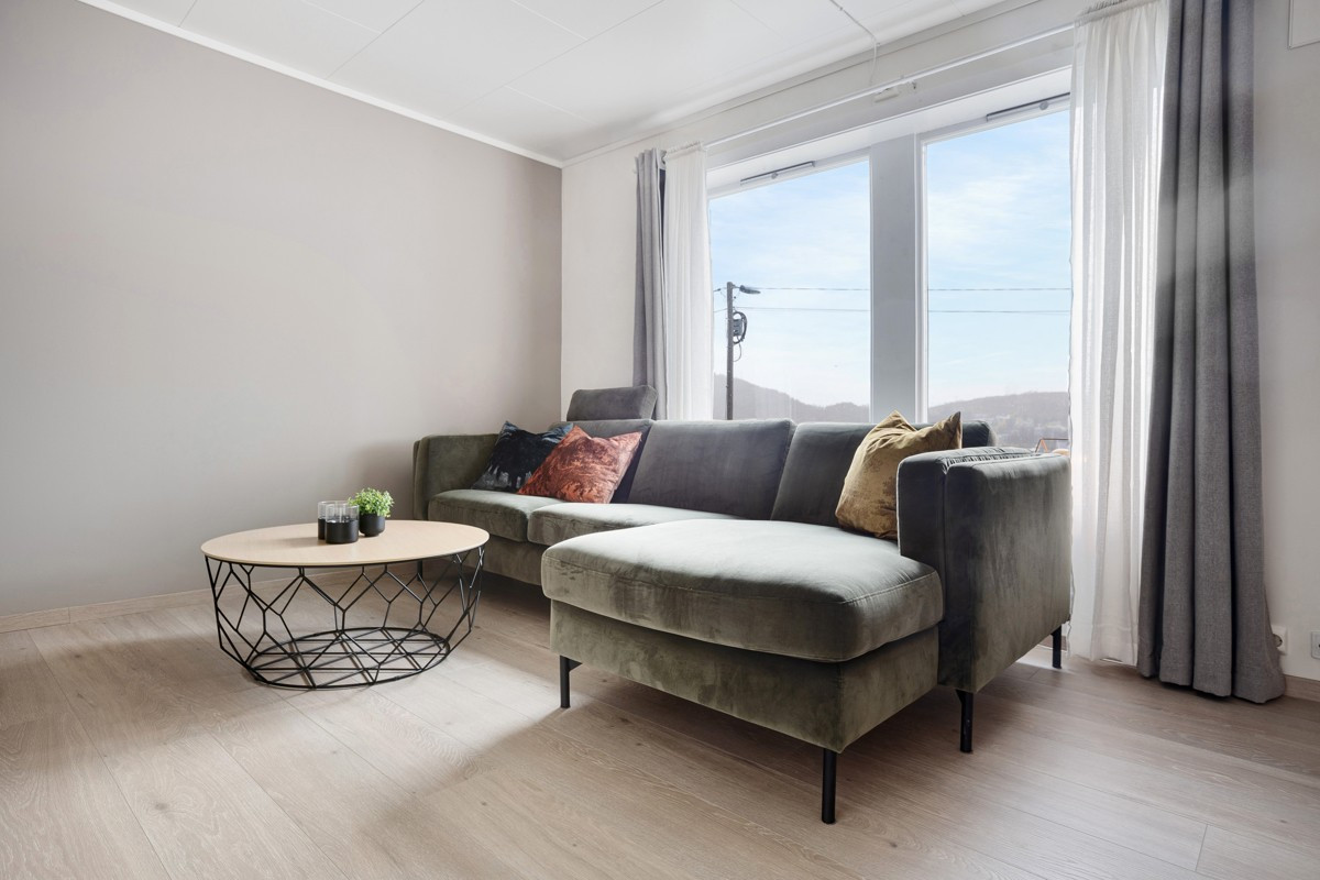 Her er det plass til å møblere med en stor sofa