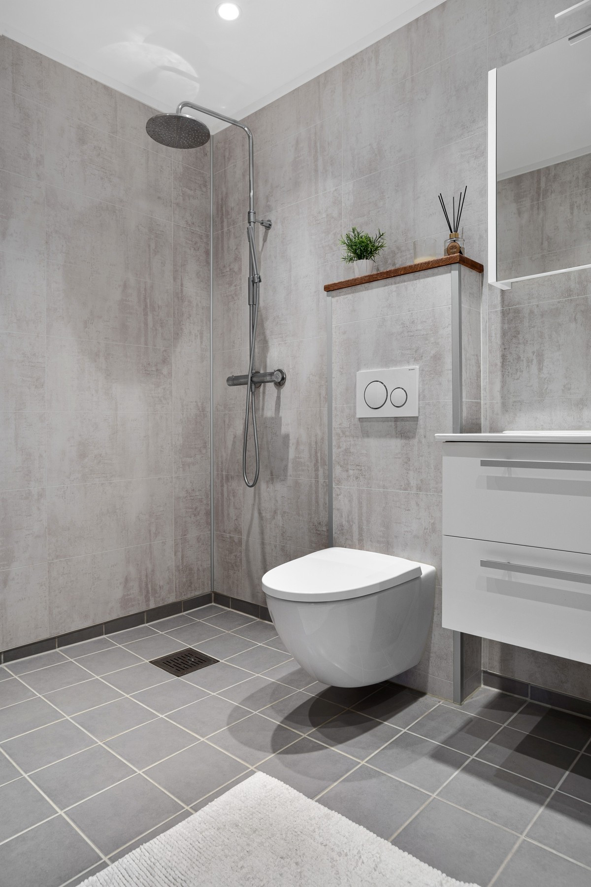 Badet har en svært stilren finish med delikate farge og materialvalg