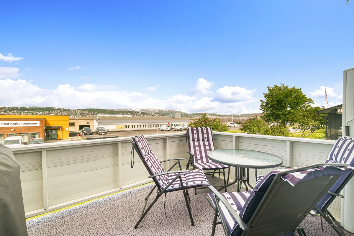 På terrasse kan man nyte fine dager - her er det god utsikt og meget gode solforhold