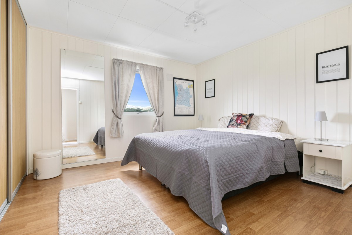 Hovedsoverommet er romslig med plass til stor seng og god plass til oppbevaring i skyvedørsgarderobe!