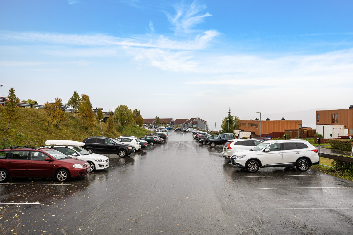 Det medfølger en utvendig parkeringsplass
