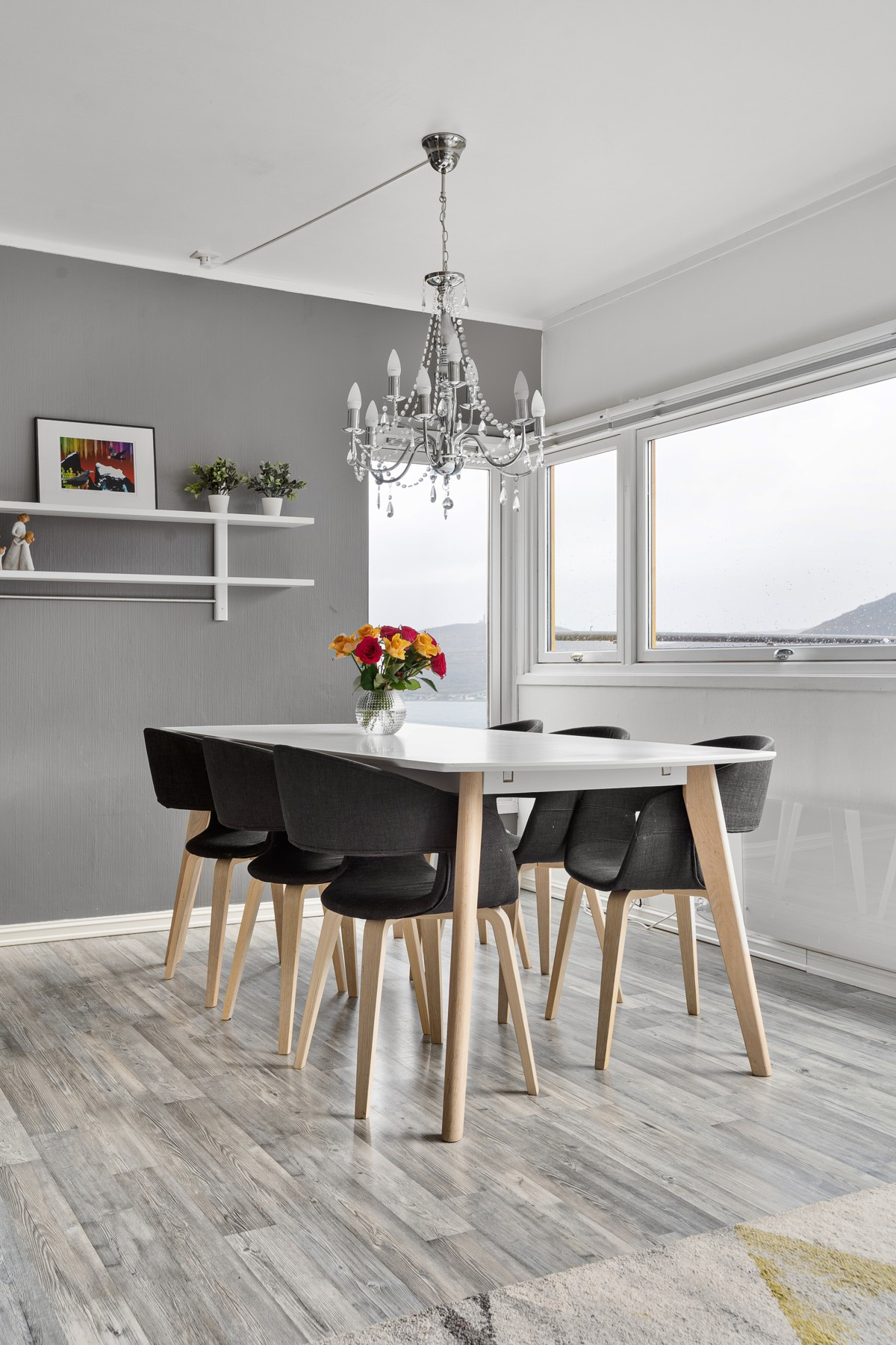 Spisebordet finner sin naturlige plass i rommet