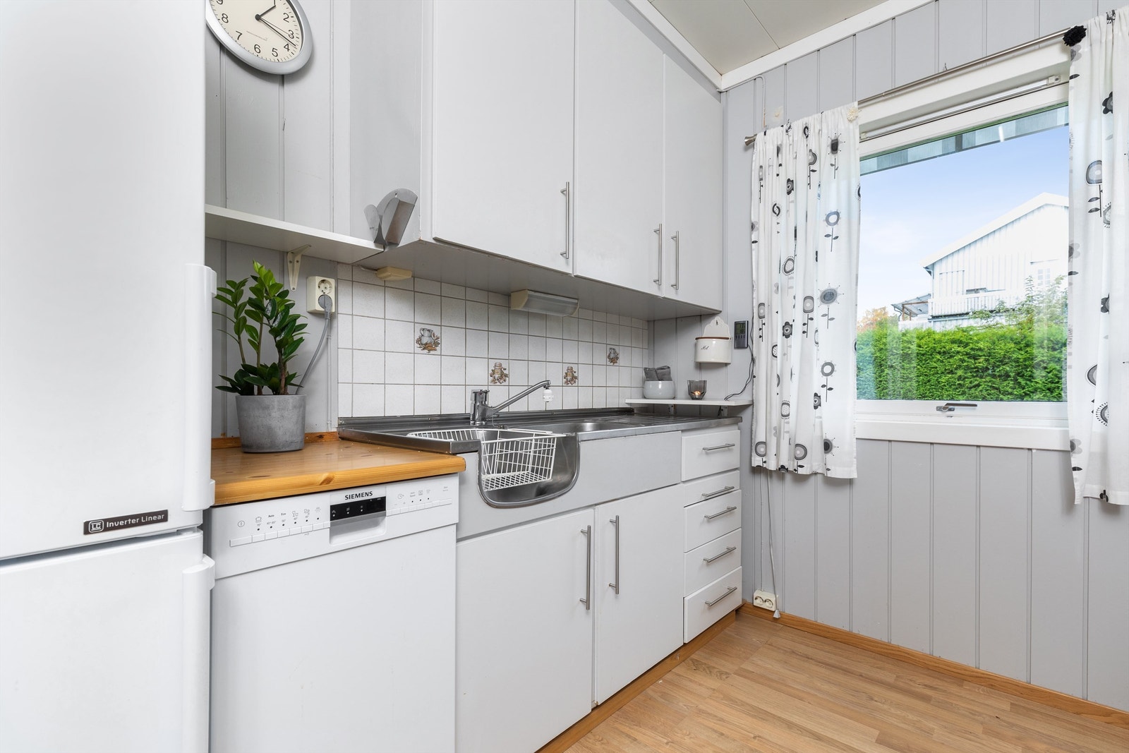 Plass for frittstående komfyr, kjøleskap og oppvaskmaskin. Godt med lysinnslipp fra vinduet som skaper en behagelig romopplevelse. Galleribilde