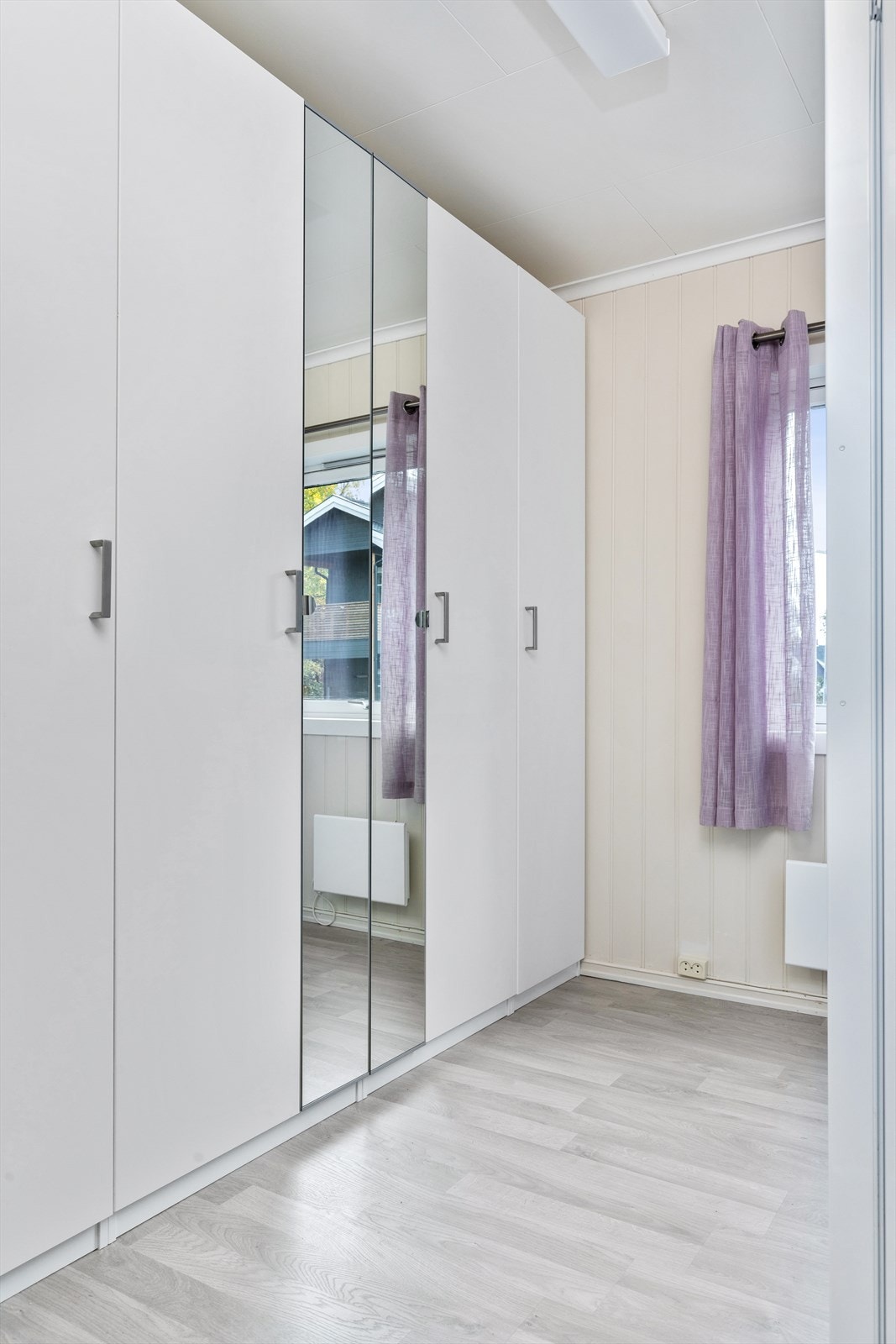 Walk- in garderobe, opprinnelig et soverom. Galleribilde