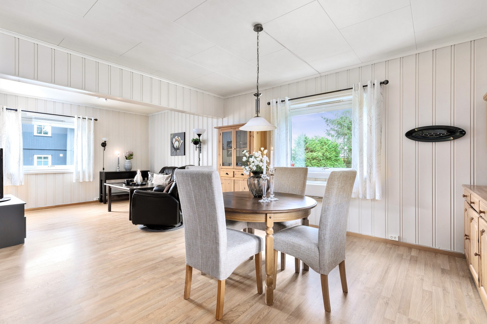 Stue og spisestue i åpen løsning som skaper en romslig atmosfære. Galleribilde