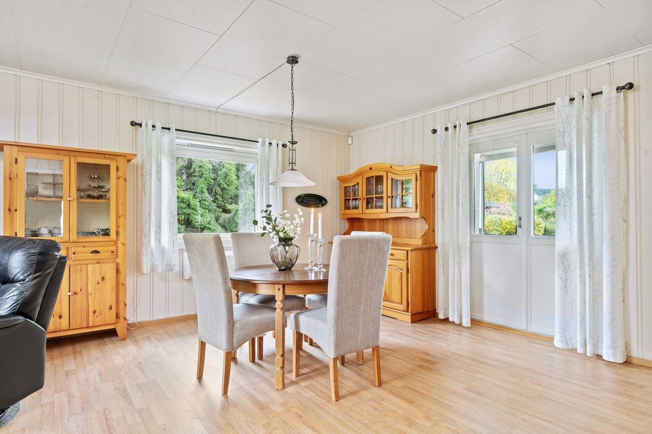 Fra spisestuen er det utgang mot boligens terrasse og hage. Galleribilde