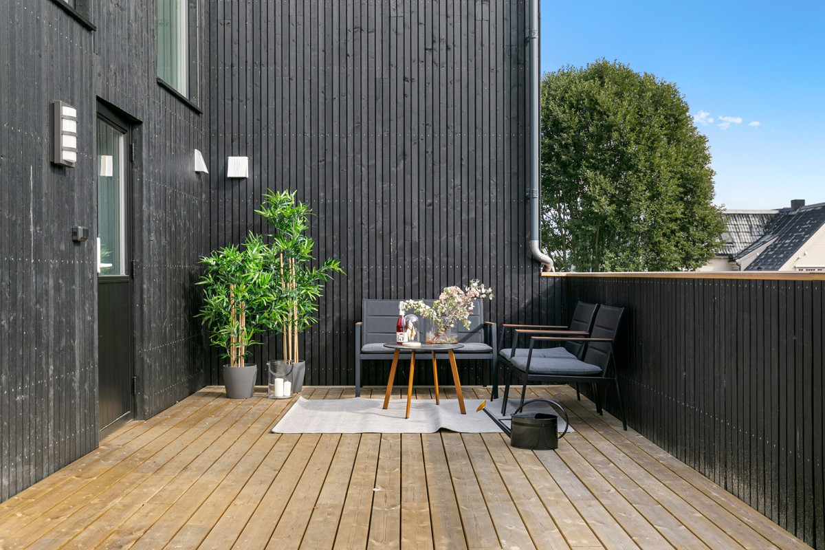 Fra stue er det utgang til en sørvendt terrasse på ca. 25 kvm