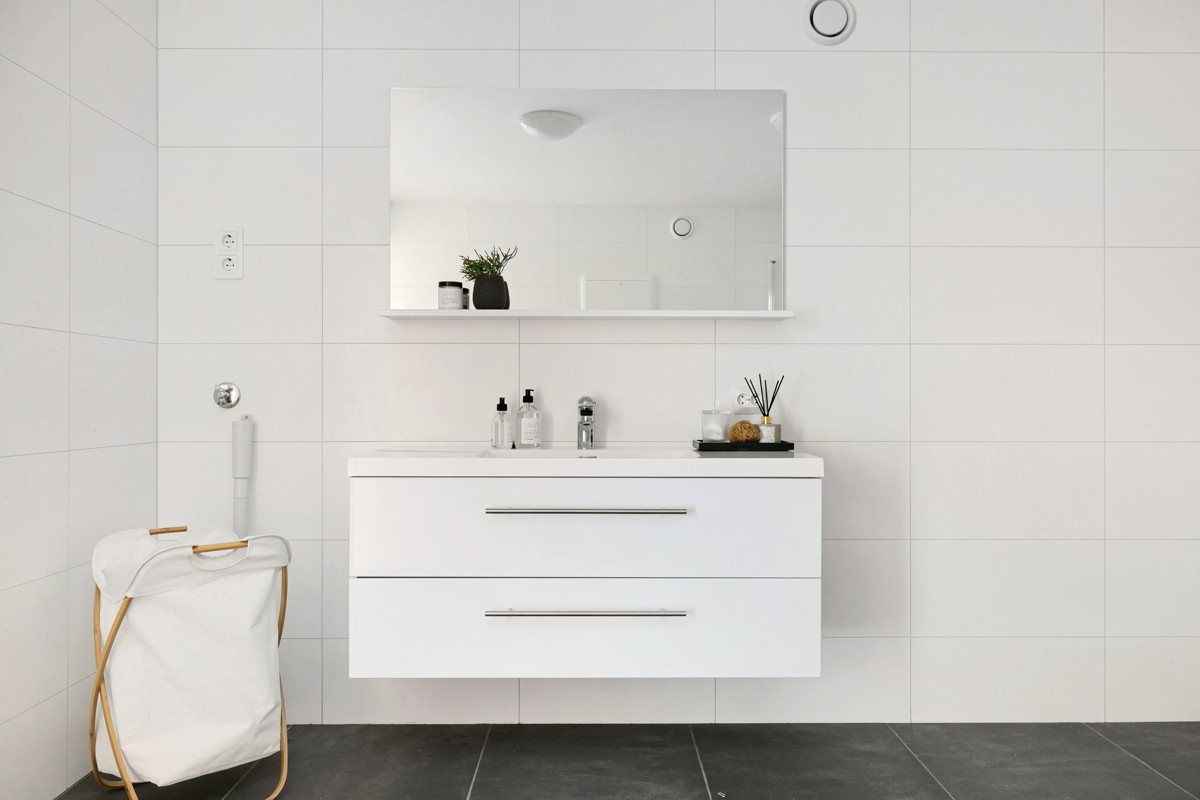 På badet er det opplegg for vaskemakin og plass til tørketrommel